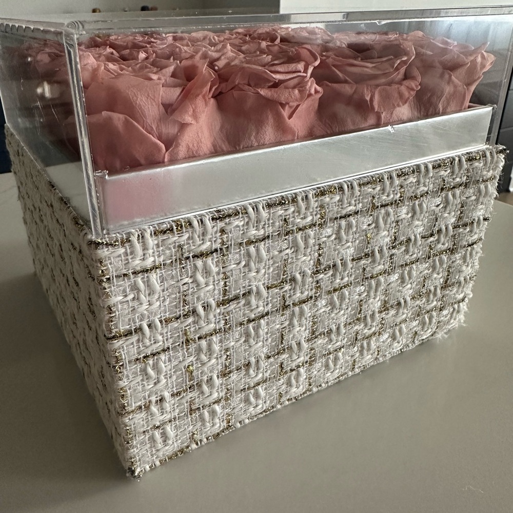 FOREVER ROSES - Pink Roses in Clear Acrylic Box - Picture 4 of 4